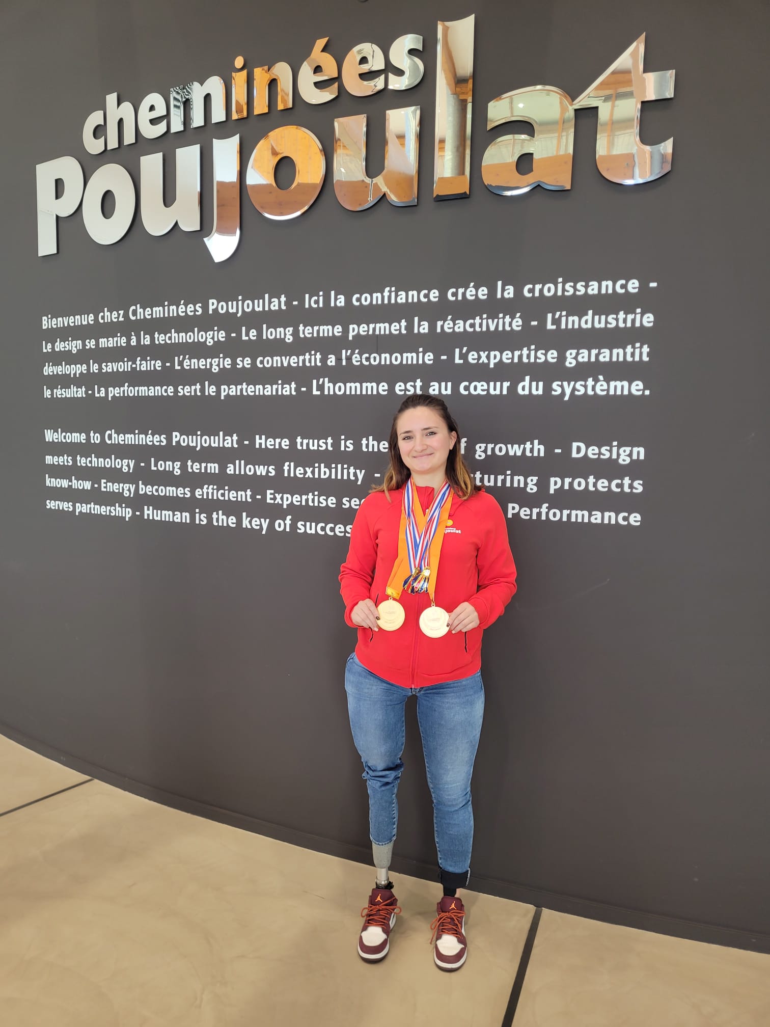 Coraline Bergeron en visite chez Cheminées Poujoulat après ses 3 nouveaux titres de Championne de France 2024