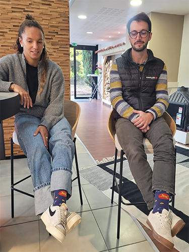 Romain Begoc et Hina Conradi montrent leurs chaussettes Cheminées Poujoulat
