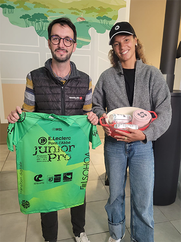 Romain Begoc et Hina Conradi avec leurs cadeaux respectifs